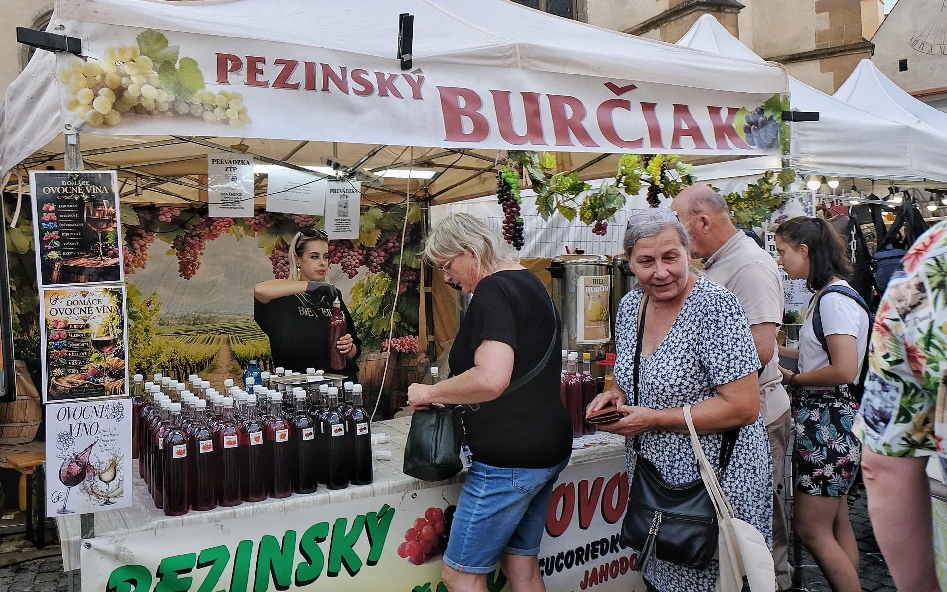 Jarmark w Bardejowie na Słowacji. Stoisko z burczakiem