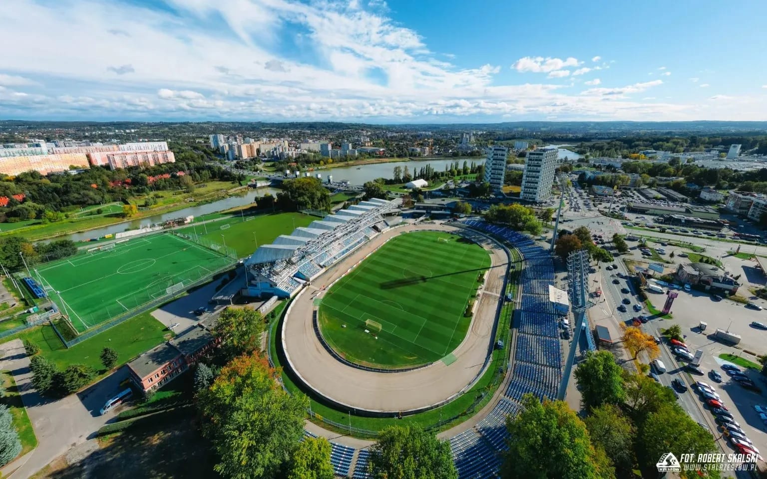 Stadion Miejski "Stal" i boiksko boczne z lotu ptaka